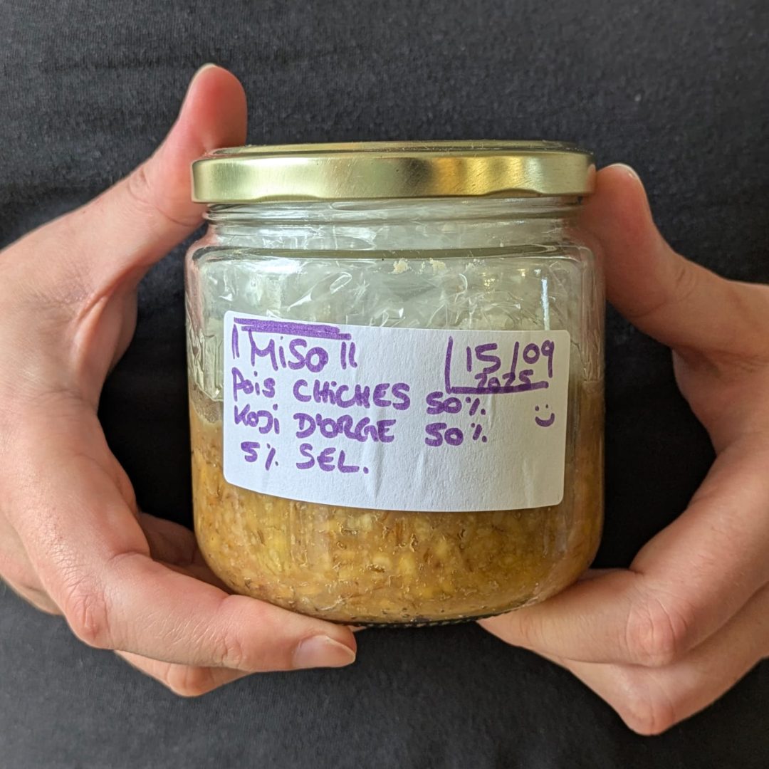 Pot de miso d'atelier, étiqueté et daté à la main