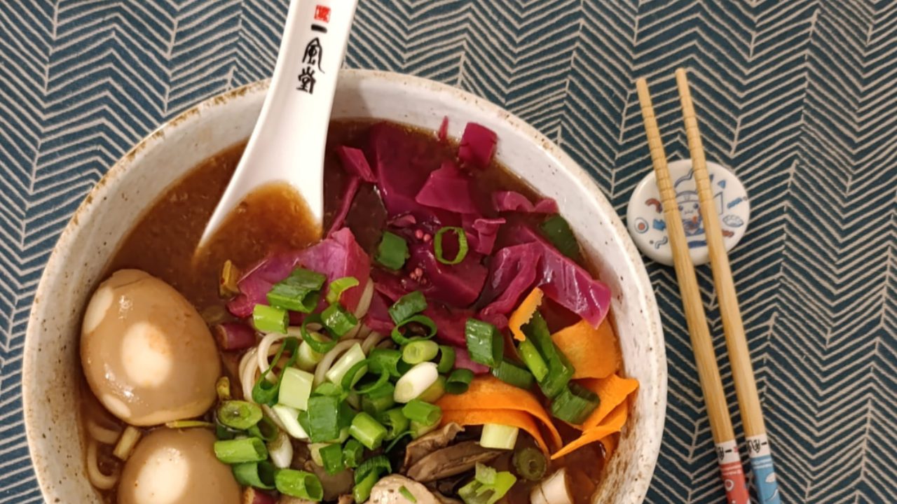Bol de ramen au bouillon miso : œuf mollet, nouilles, chou rouge, carotte et oignon vert