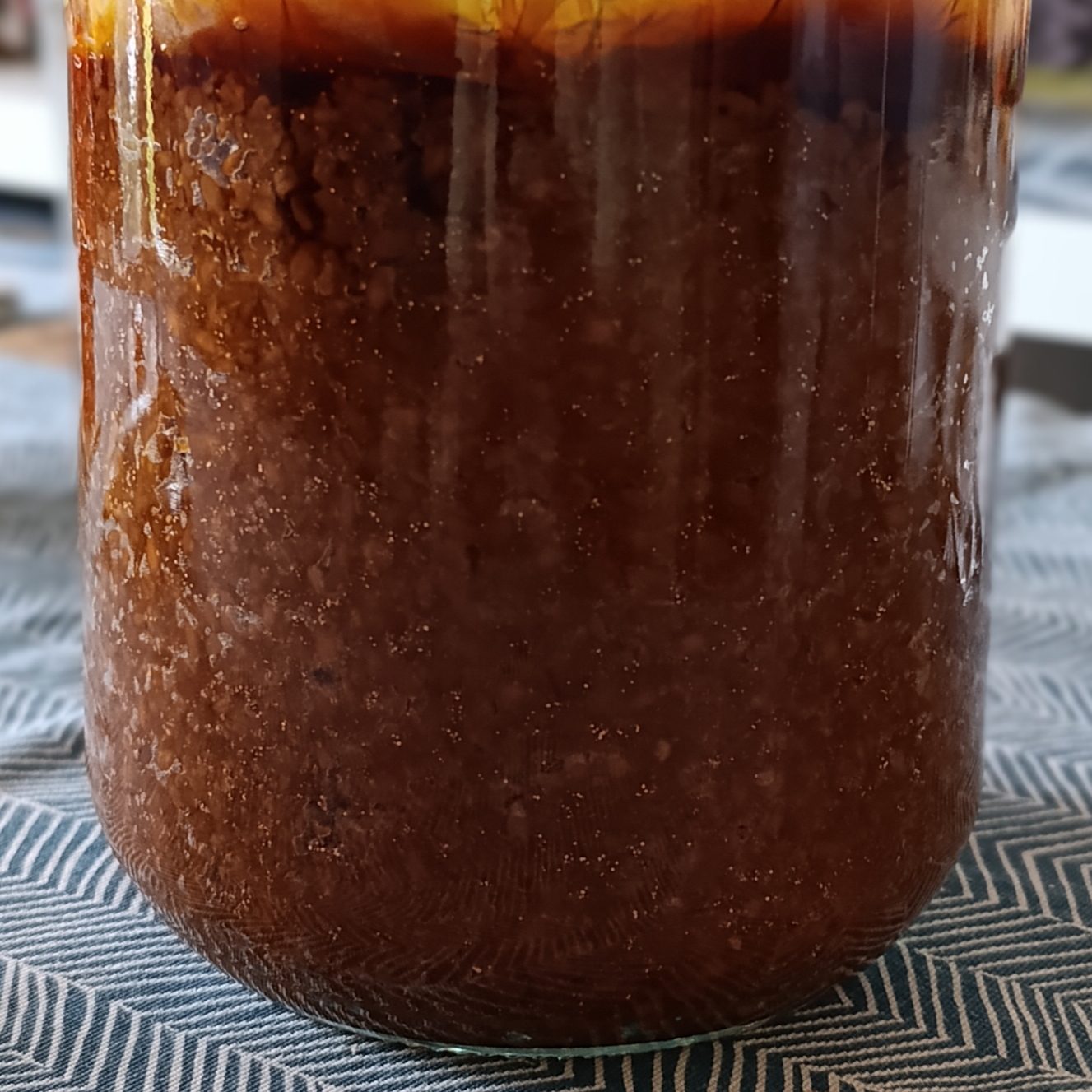 Premier miso d'orge d'Alexandre dans son bocal, pâte ambrée