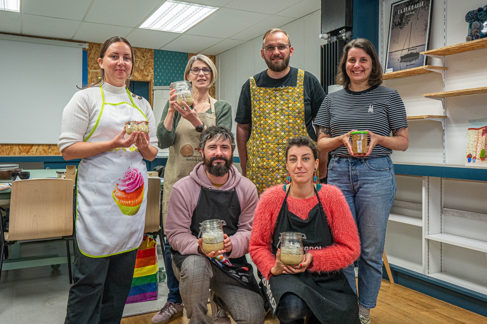 Un atelier miso à Saint-Nazaire, le groupe avec leurs bocaux