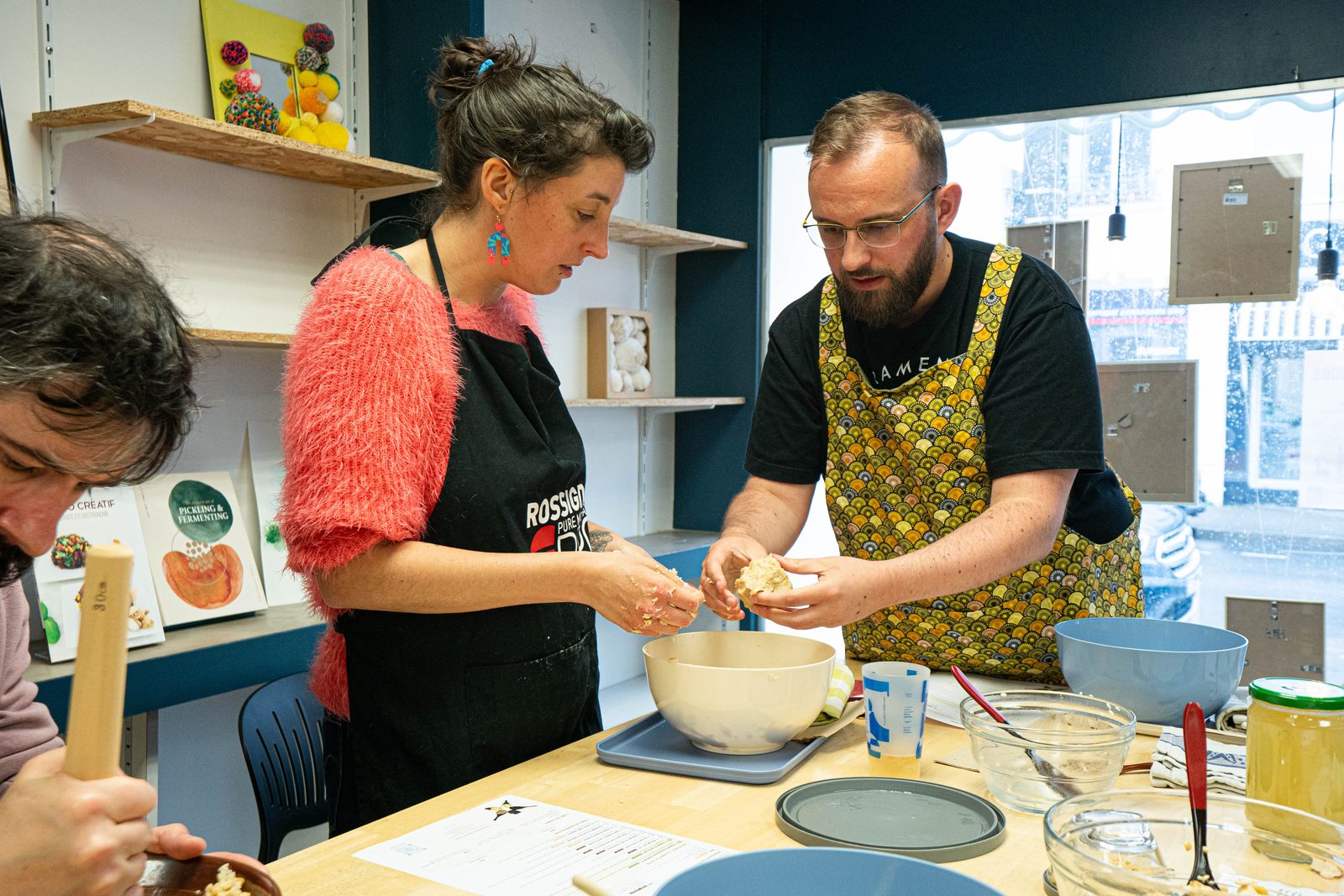 Alexandre animant un atelier miso avec des participants autour de la table
